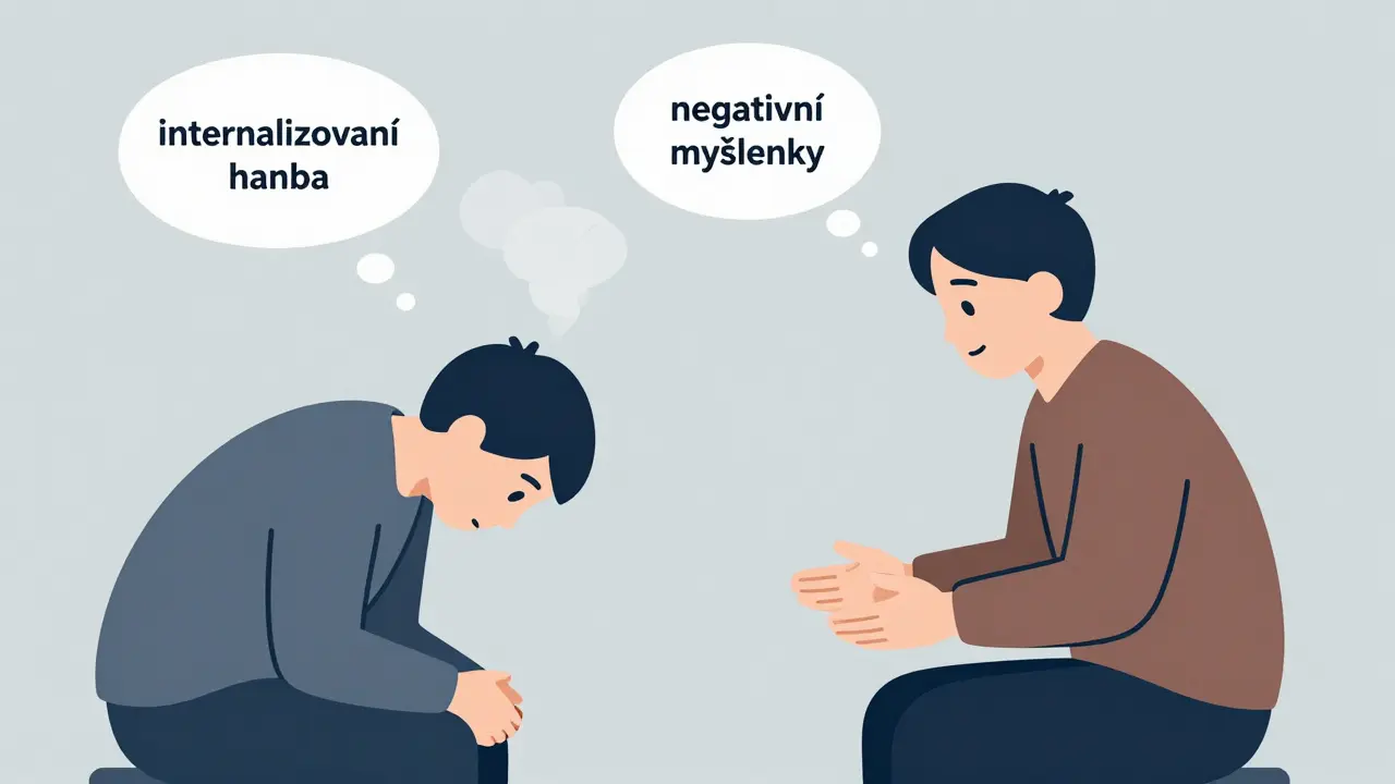 Terapeut poslouchá klienta s otevřeným postojem, negativní myšlenky se mění v kouř.