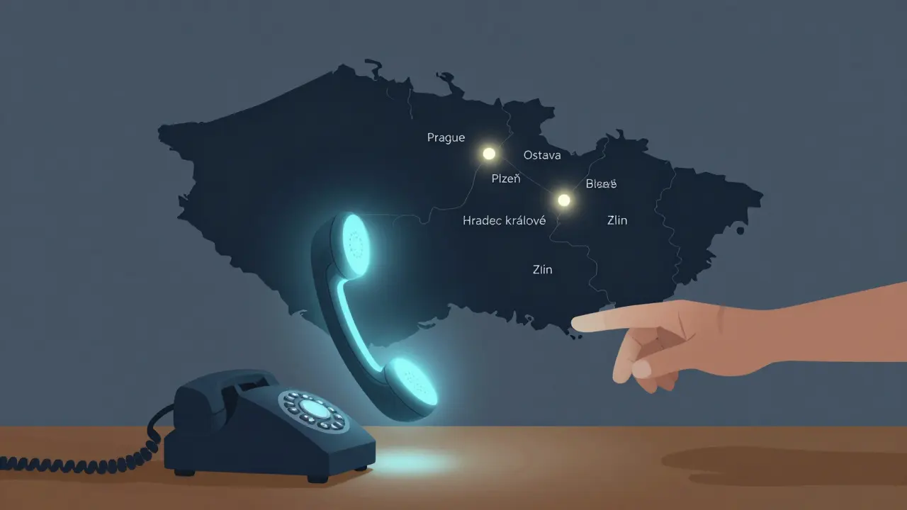 Zvonící telefon svítí modře na stole, mapa Česka má jen šest měst osvětlených, ostatní jsou v temnotě.