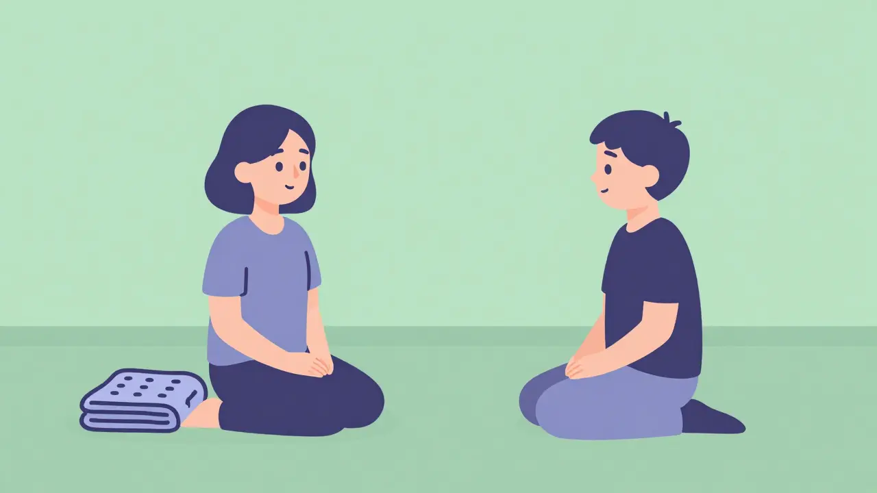 Terapeut poskytující tichou přítomnost a senzorické pomůcky v klidné místnosti.